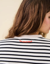 Laden Sie das Bild in den Galerie-Viewer, Popeia Langarmshirt in Schwarz-Weiß gestreift – Relaxed Fit, breiter Kragen, Bio-Baumwolle, Kindness-Spruch im Nacken
