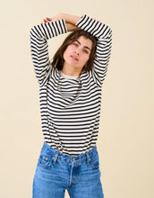 Laden Sie das Bild in den Galerie-Viewer, Popeia Langarmshirt in Schwarz-Weiß gestreift – Relaxed Fit, breiter Kragen, Bio-Baumwolle, Kindness-Spruch im Nacken
