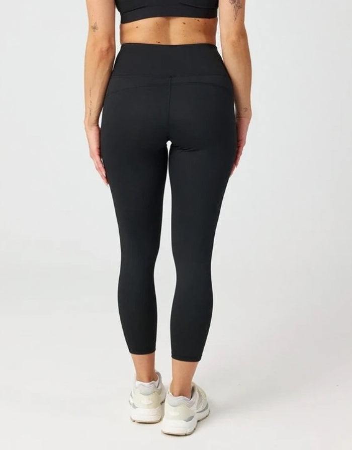 High-Waist-Leggings von SNOCKS mit hohem Bund aus flexiblem, blickdichtem Material mit recyceltem Polyester am Model von hinten