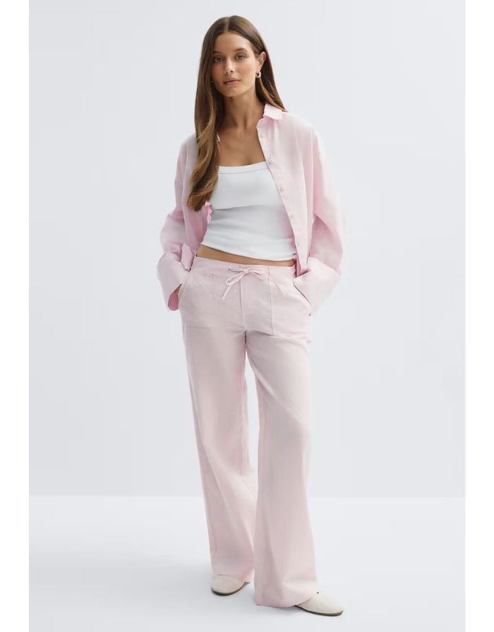 Gina Tricot rosa Leinenhose mit Bindeband, geradem Bein und lockerer Passform am Model von vorne