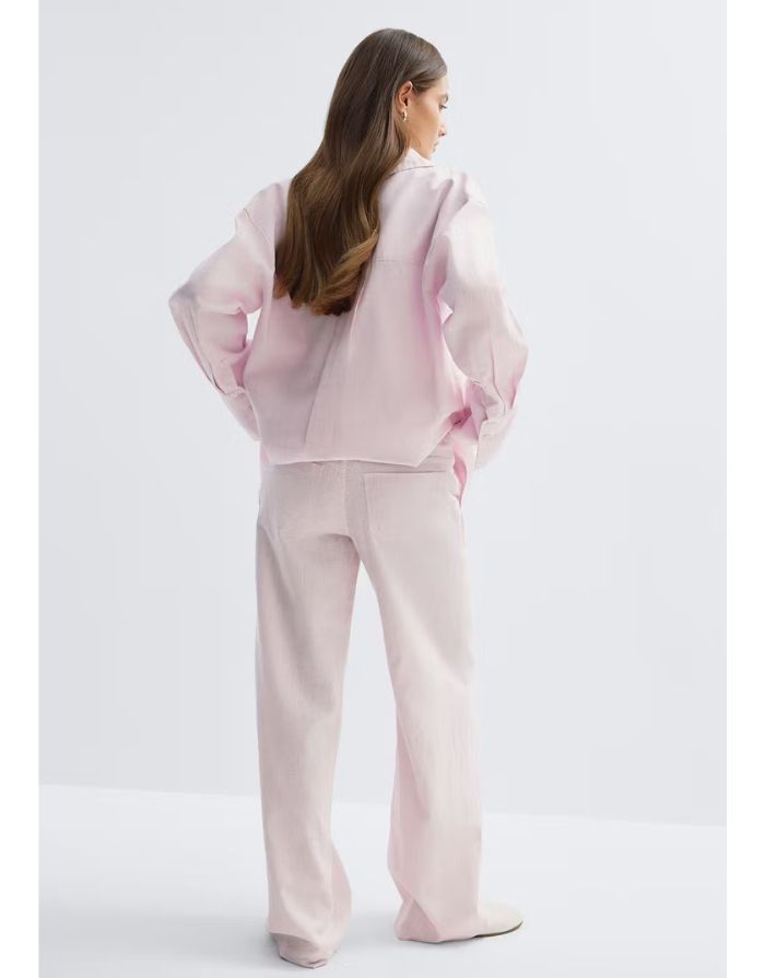Gina Tricot rosa Leinenhose mit Bindeband, geradem Bein und lockerer Passform am Model von hinten