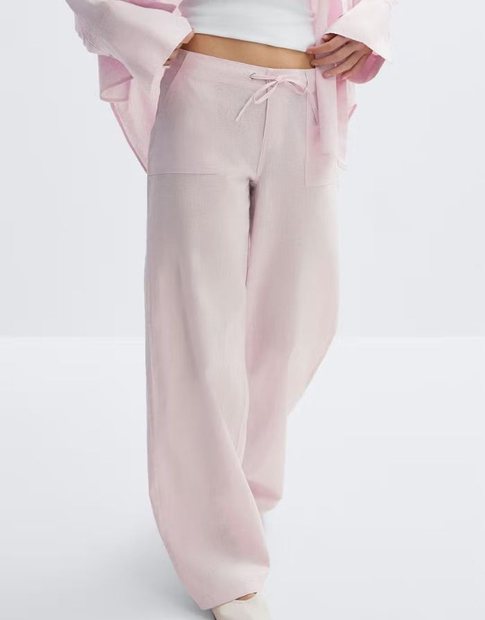 Gina Tricot rosa Leinenhose mit Bindeband, geradem Bein und lockerer Passform am Model im Detail