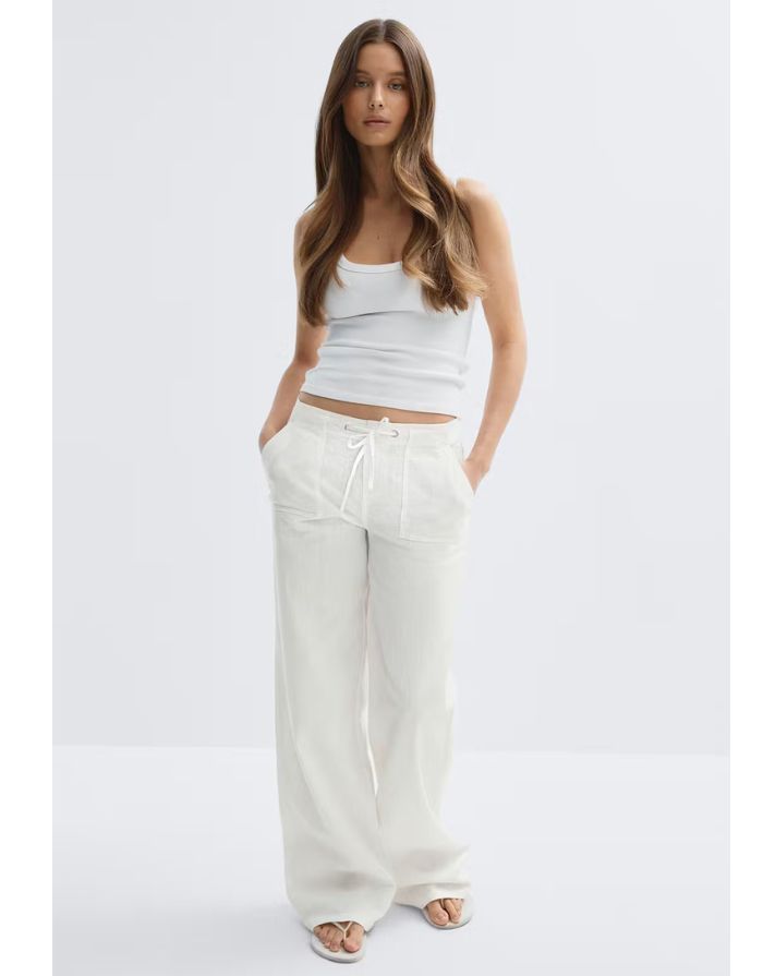 Gina Tricot weiße Leinenhose mit Bindeband, geradem Bein und lockerer Passform am Modell von vorne
