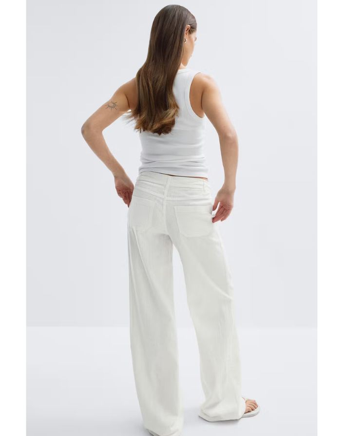 Gina Tricot weiße Leinenhose mit Bindeband, geradem Bein und lockerer Passform am Modell von hinten