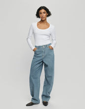 Laden Sie das Bild in den Galerie-Viewer,  MSCH Copenhagen Longsleeve Jeanie Rasmia Bright White mit U-Ausschnitt und figurbetonter Passform.
