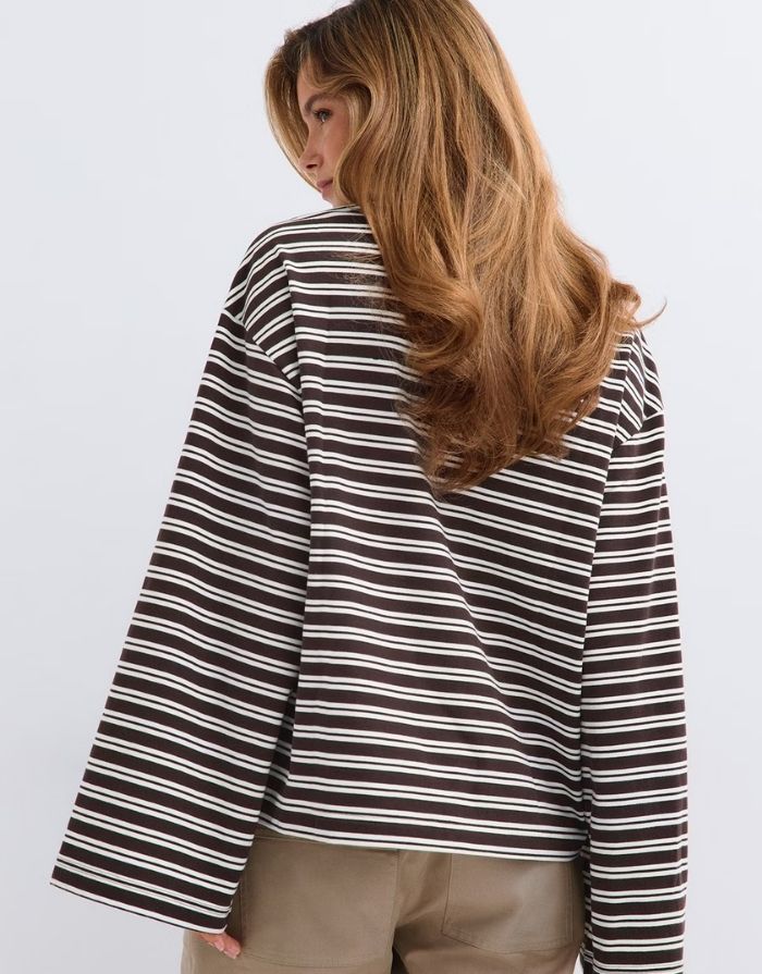 Dunkelbraun-weiß gestreiftes Longsleeve Striped I von Gina Tricot in Chicory Coffee aus Bio-Baumwolle mit lockerer Passform und weiten Ärmeln.