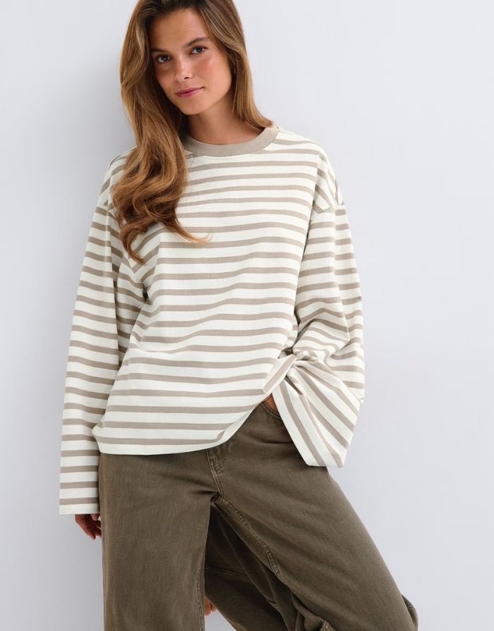 Gestreiftes Longsleeve Striped I von Gina Tricot in Simple Taupe aus Bio-Baumwolle mit lockerer Passform und weiten Ärmeln.