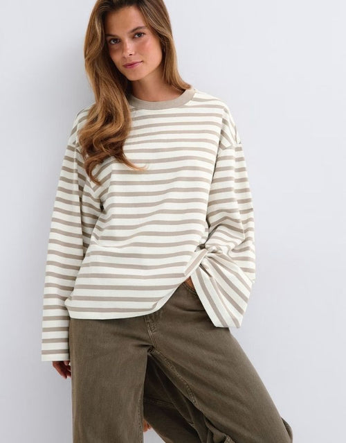 Gestreiftes Longsleeve Striped I von Gina Tricot in Simple Taupe aus Bio-Baumwolle mit lockerer Passform und weiten Ärmeln.