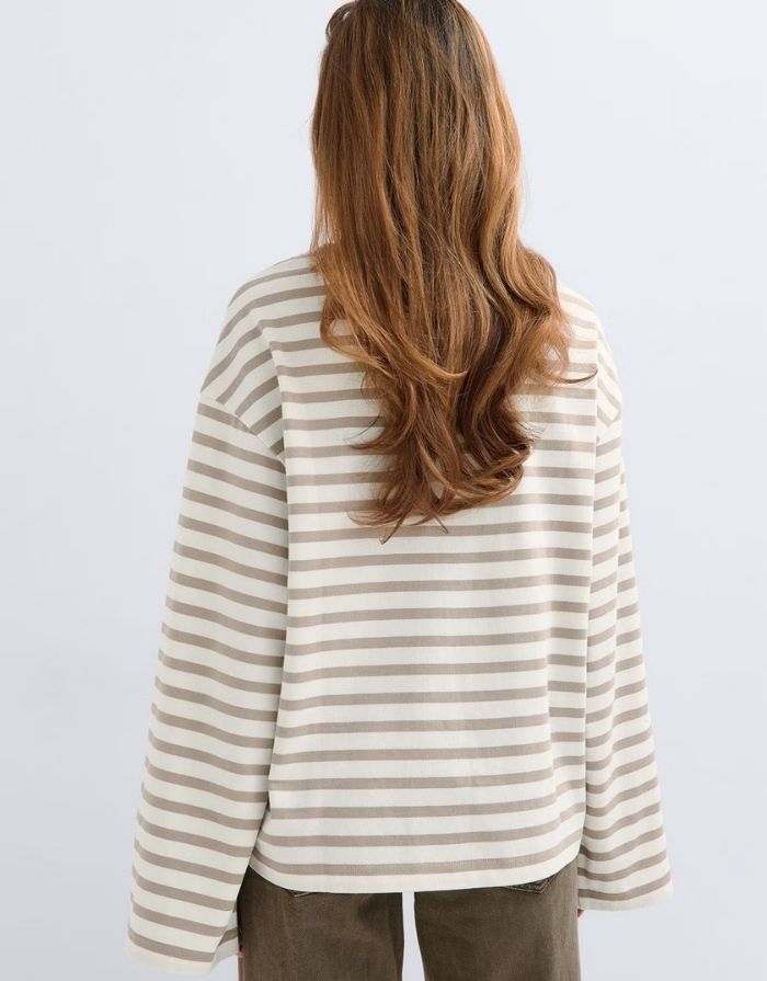 Gestreiftes Longsleeve Striped I von Gina Tricot in Simple Taupe aus Bio-Baumwolle mit lockerer Passform und weiten Ärmeln.