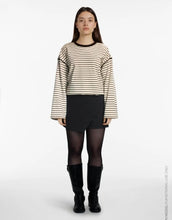 Laden Sie das Bild in den Galerie-Viewer, VILA Longsleeve Visinny Birch Black Beauty gestreift aus Baumwolle mit Rundhalsausschnitt.
