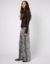 Laden Sie das Bild in den Galerie-Viewer, OH APRIL Longsleeve Zahara Lace Black – figurbetontes Spitzen-Longsleeve mit Trompetenärmeln.
