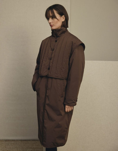 Dunkelbraune Jacke Aussi von MSCH Copenhagen in Hot Fudge mit leichter Wattierung, hohem Stehkragen und abnehmbarer gesteppter Weste getragen