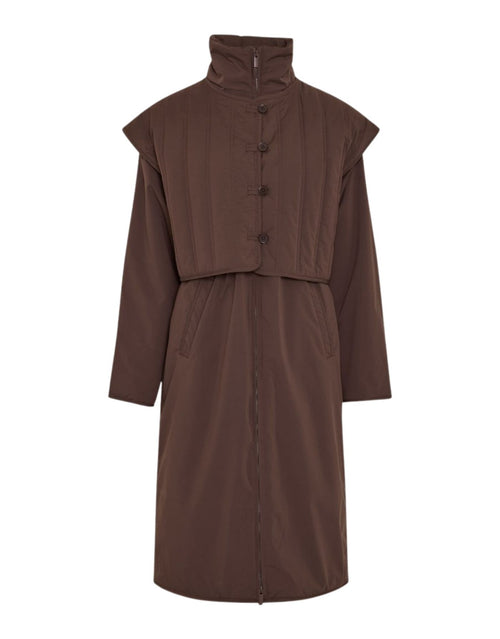 Dunkelbraune Jacke Aussi von MSCH Copenhagen in Hot Fudge mit leichter Wattierung, hohem Stehkragen und abnehmbarer gesteppter Weste.