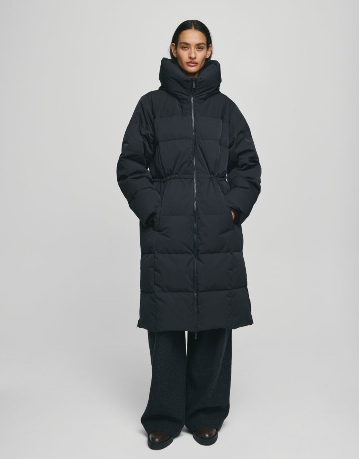 Schwarze MSCHZala Pavinaria Winterjacke von MSCH Copenhagen mit langer, leicht ausgestellter Passform, Kapuze, Zwei-Wege-Reißverschluss und wasserabweisender Steppoptik am Model