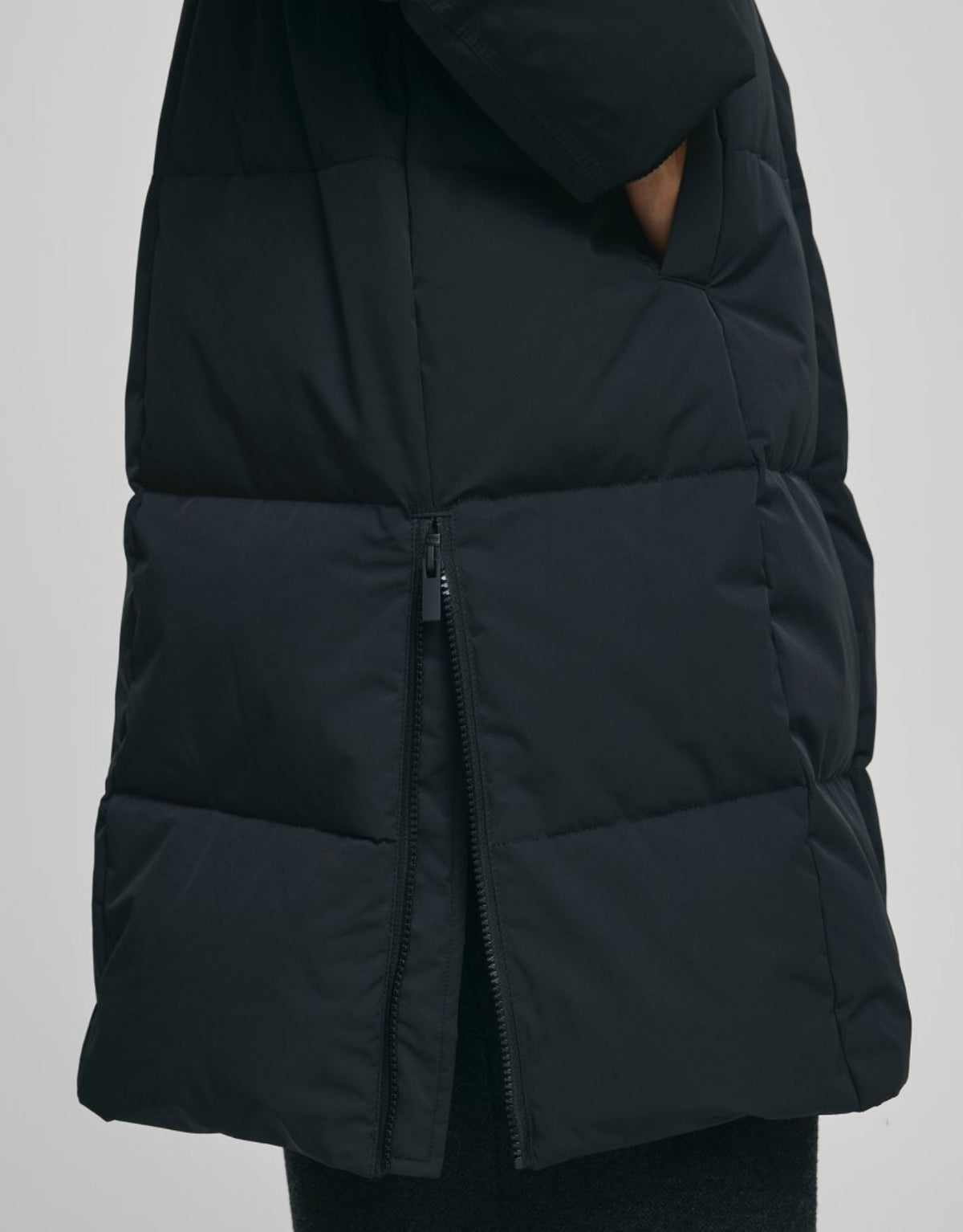 Schwarze MSCHZala Pavinaria Winterjacke von MSCH Copenhagen mit langer, leicht ausgestellter Passform, Kapuze, Zwei-Wege-Reißverschluss und wasserabweisender Steppoptik von der Seite 