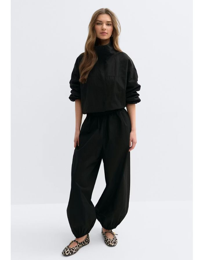 Gina Tricot schwarze Ballonhose aus Baumwolle mit elastischem Bund und weitem Bein am Model von vorne