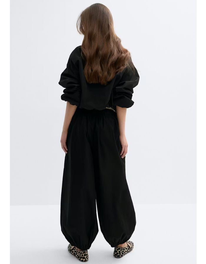 Gina Tricot schwarze Ballonhose aus Baumwolle mit elastischem Bund und weitem Bein am Model von hinten