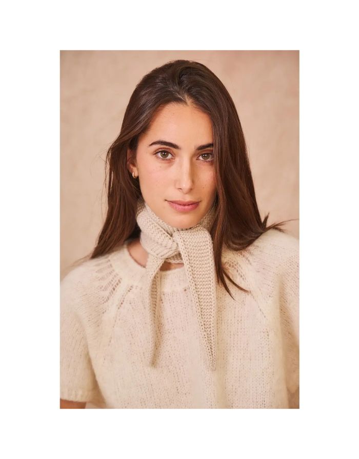 Mini Sophie Scarf Beige – kleiner, weicher Schal aus Kaschmir, Merinowolle, Viskose und recyceltem Polyamid, hergestellt in Italien, vielseitig tragbar und warm.