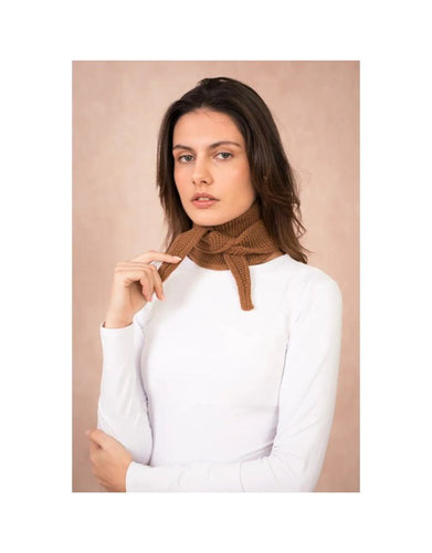 Mini Sophie Scarf Braun – kleiner, weicher Schal aus Kaschmir, Merinowolle, Viskose und recyceltem Polyamid, hergestellt in Italien, vielseitig tragbar und warm.