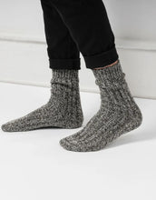 Laden Sie das Bild in den Galerie-Viewer, Norweger Socken Grau/Schwarz von Snocks – warme Wollsocken mit Norweger-Muster, ohne einschneidenden Bund, gemütlich und hautfreundlich
