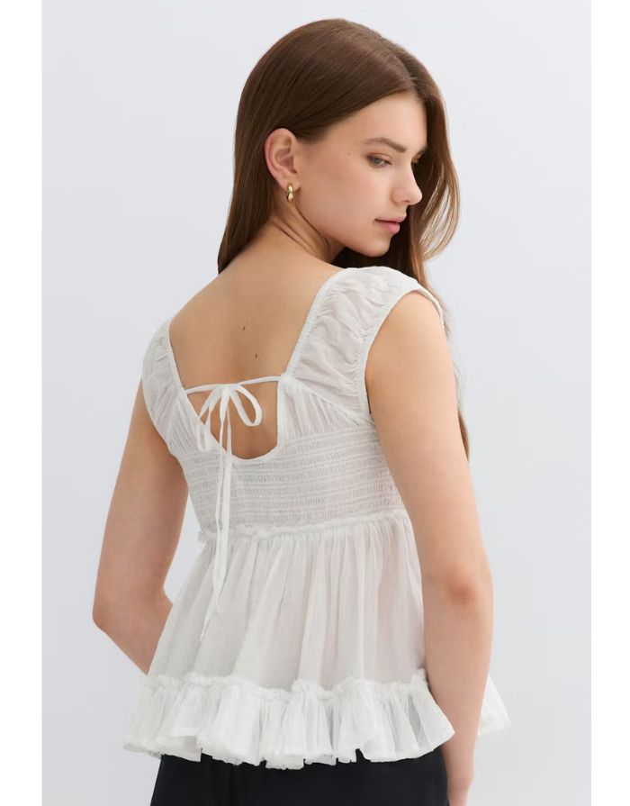Gina Tricot weißes Schößchen-Oberteil mit V-Ausschnitt, Bindeband und kurzen Ärmeln an Model von hinten