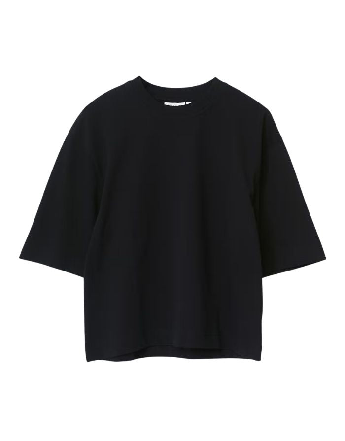 Schwarzes Oversize-T-Shirt von Gina Tricot in Black mit verkürzter Länge und geripptem Rundhalsausschnitt.