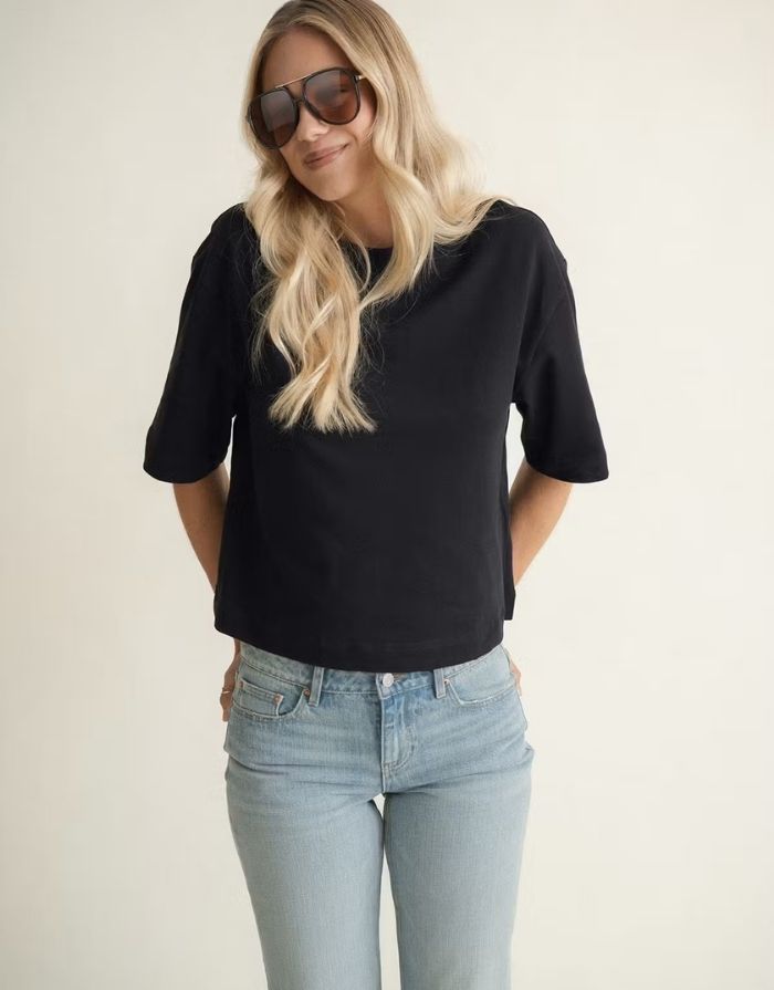 Schwarzes Oversize-T-Shirt von Gina Tricot in Black mit verkürzter Länge und geripptem Rundhalsausschnitt.