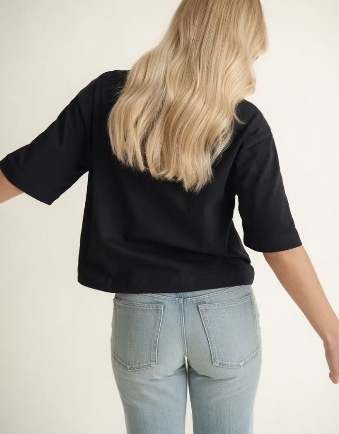 Schwarzes Oversize-T-Shirt von Gina Tricot in Black mit verkürzter Länge und geripptem Rundhalsausschnitt.