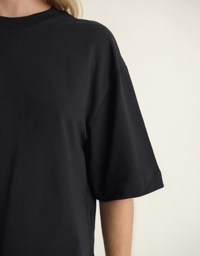 Schwarzes Oversize-T-Shirt von Gina Tricot in Black mit verkürzter Länge und geripptem Rundhalsausschnitt.