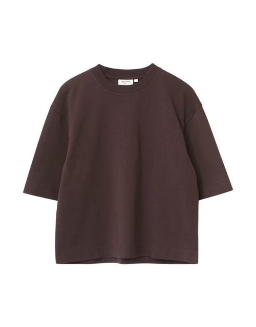 Braunes Oversize-T-Shirt von Gina Tricot in Seal Brown mit verkürzter Länge und geripptem Rundhalsausschnitt von vorne