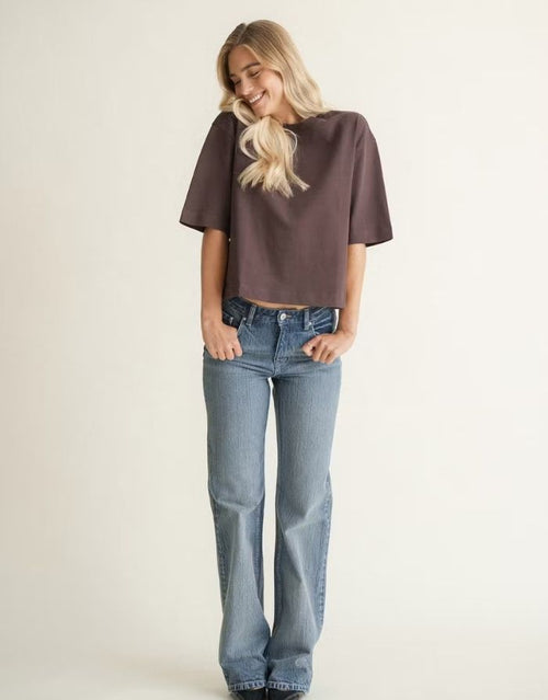 Braunes Oversize-T-Shirt von Gina Tricot in Seal Brown mit verkürzter Länge und geripptem Rundhalsausschnitt.

