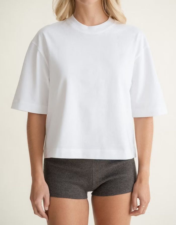 Weißes Oversize-T-Shirt von Gina Tricot in White mit verkürzter Länge und geripptem Rundhalsausschnitt.