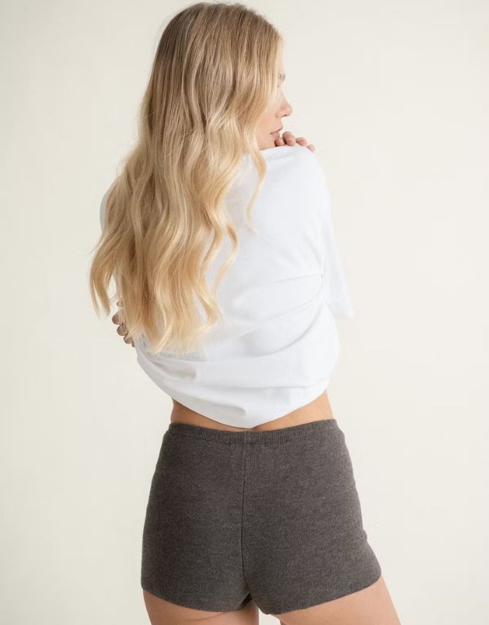 Weißes Oversize-T-Shirt von Gina Tricot in White mit verkürzter Länge und geripptem Rundhalsausschnitt.