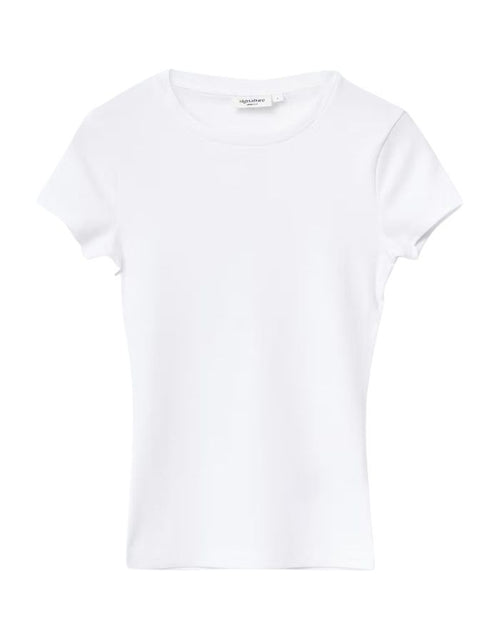 Perfect Tight Tee von Gina Tricot in Weiß. Figurbetontes Baumwoll-T-Shirt mit Rundhalsausschnitt und kurzen Ärmeln – ein vielseitiges Basic für jeden Tag.
