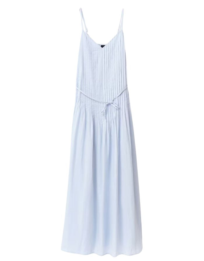 Gina Tricot Pleated Dress in Hellblau als plissiertes Maxikleid mit V-Ausschnitt und schmalen Trägern.
