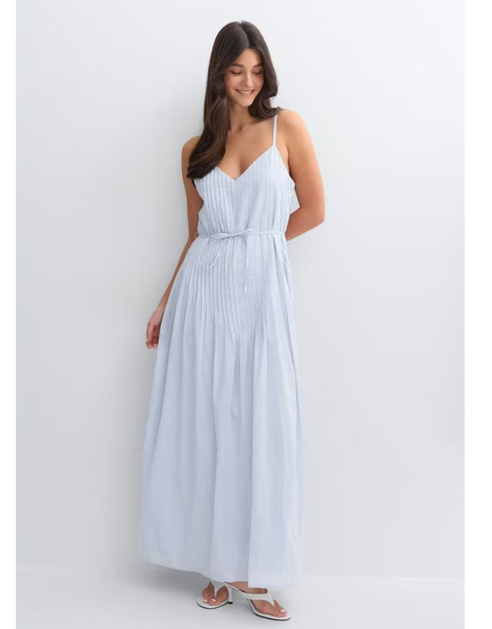 Gina Tricot Pleated Dress in Hellblau als plissiertes Maxikleid mit V-Ausschnitt und schmalen Trägern an Model von vorne