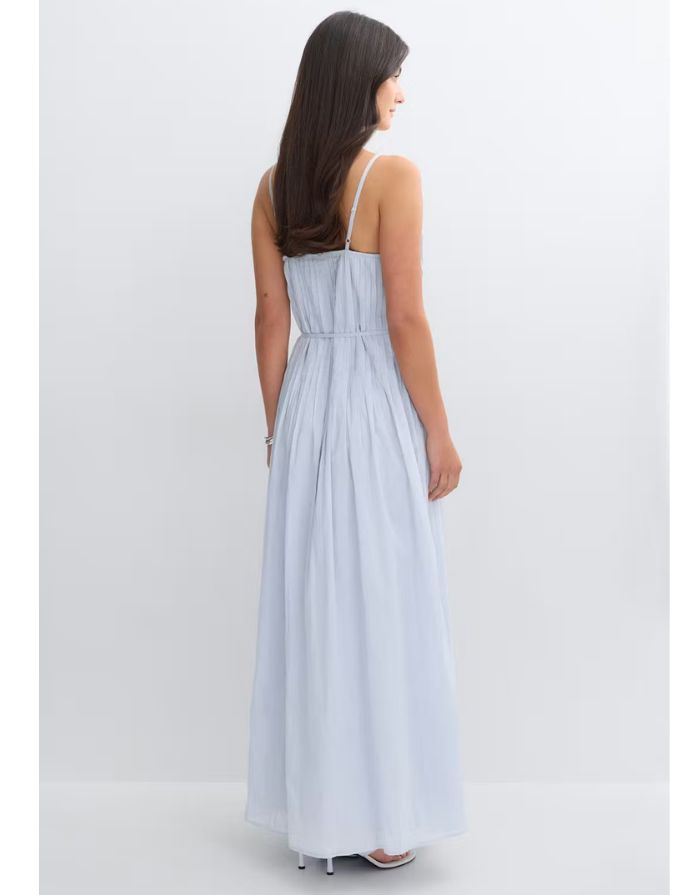 Gina Tricot Pleated Dress in Hellblau als plissiertes Maxikleid mit V-Ausschnitt und schmalen Trägern an Model von hinten