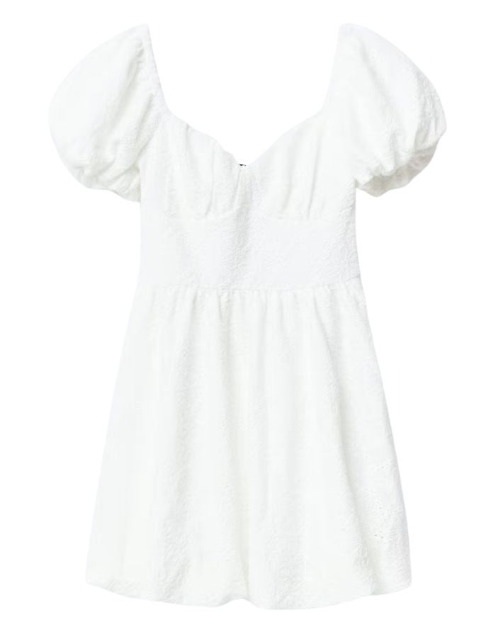 Gina Tricot weißes Kleid mit Puffärmeln, gestickten Details und definierter Taille.