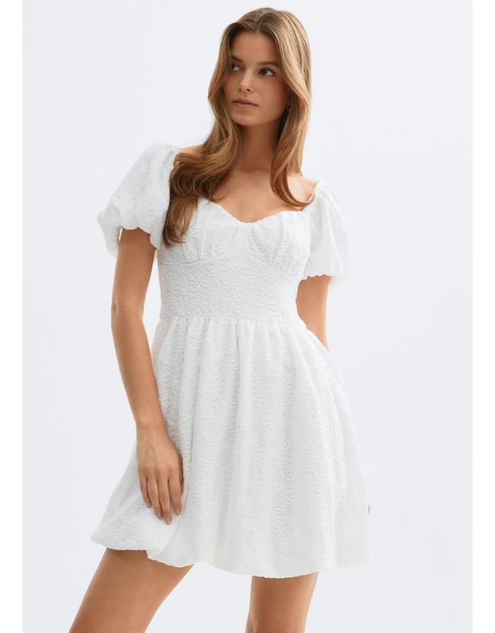 Gina Tricot weißes Kleid mit Puffärmeln, gestickten Details und definierter Taille an Model von vorne