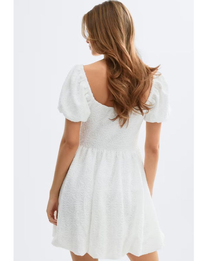 Gina Tricot weißes Kleid mit Puffärmeln, gestickten Details und definierter Taille an Model von hinten