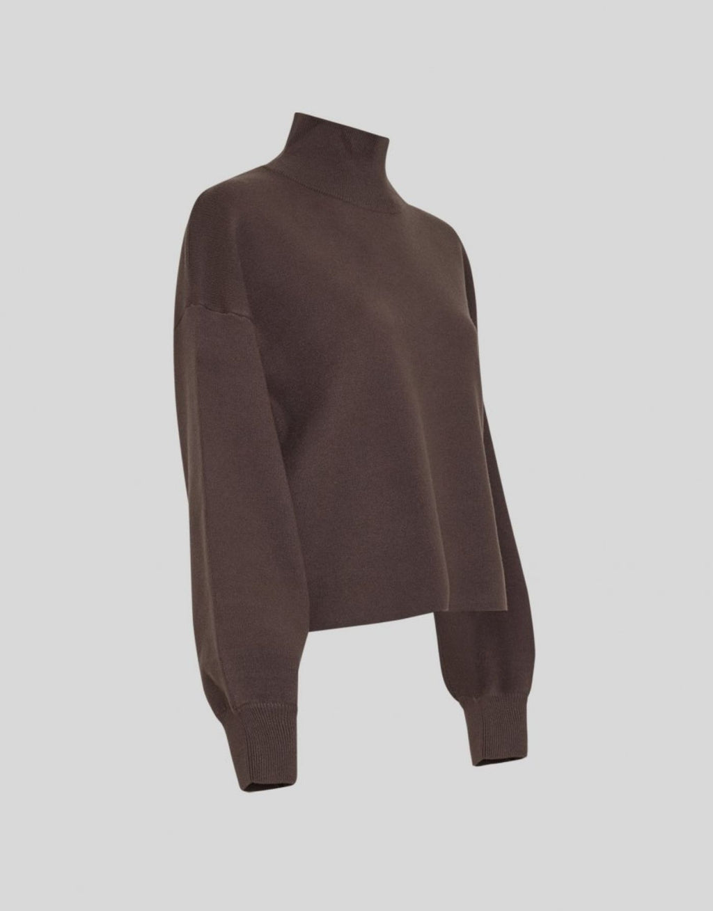 Brauner Strickpullover Mercy East von MSCH Copenhagen in Delicioso mit hohem Kragen, leicht weiten Ärmeln und gerippten Abschlüssen.