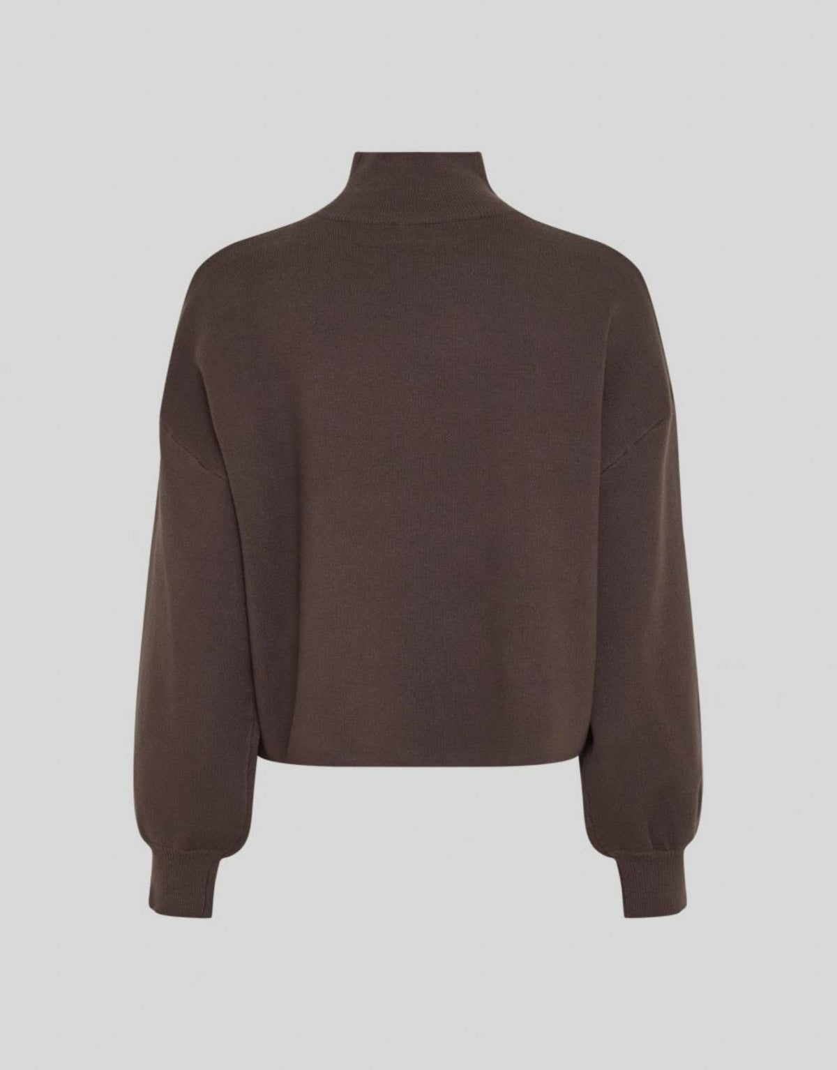 Brauner Strickpullover Mercy East von MSCH Copenhagen in Delicioso mit hohem Kragen, leicht weiten Ärmeln und gerippten Abschlüssen.