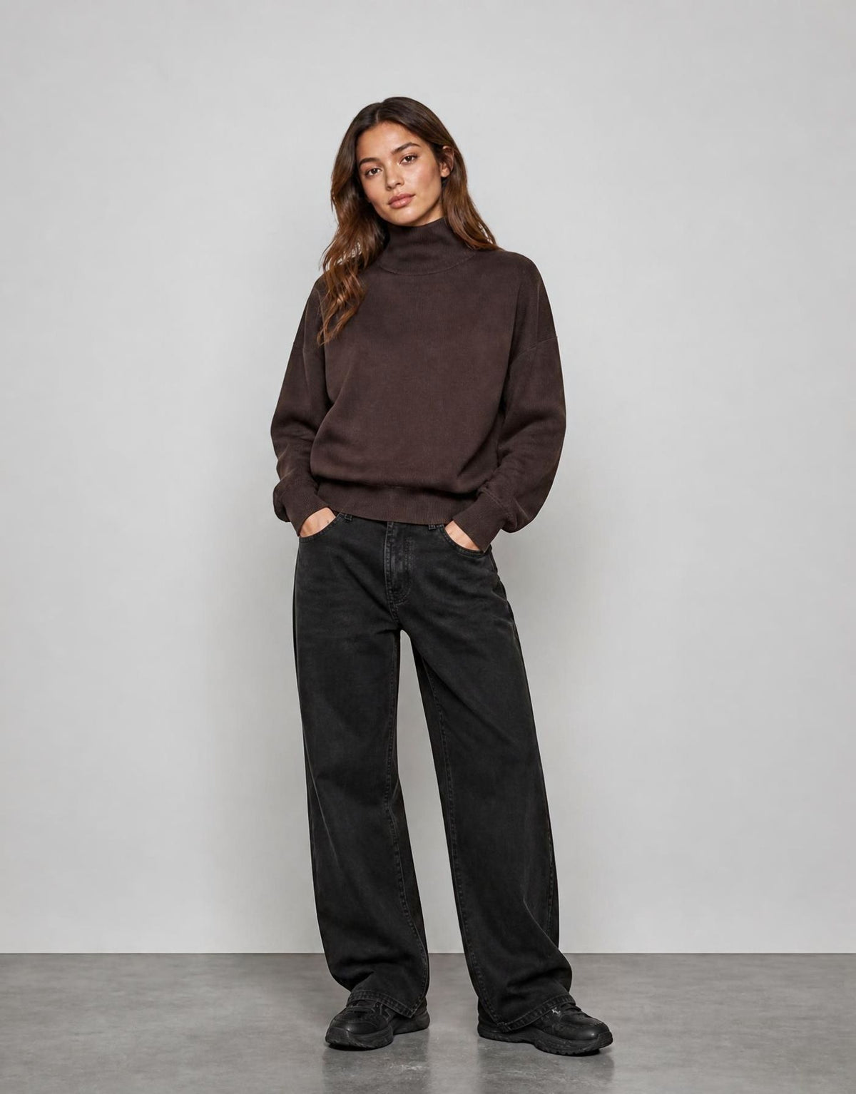 Brauner Strickpullover Mercy East von MSCH Copenhagen in Delicioso mit hohem Kragen, leicht weiten Ärmeln und gerippten Abschlüssen.