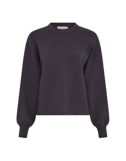 Blauer Mercy East Feinstrickpullover von MSCH Copenhagen mit Rundhalsausschnitt, voluminösen Ärmeln und überschnittenen Schultern als Freisteller von vorne