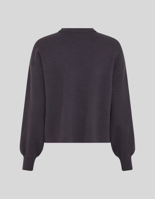 Blauer Mercy East Feinstrickpullover von MSCH Copenhagen mit Rundhalsausschnitt, voluminösen Ärmeln und überschnittenen Schultern als Freisteller von hinten