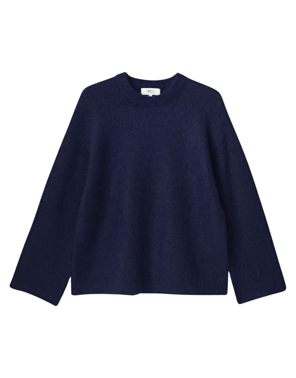 Dunkelblauer Mohair Pullover von Gina Tricot mit feiner, flauschiger Strickstruktur, lockerer Passform, langen Ärmeln und klassischem Rundhalsausschnitt von vorne 