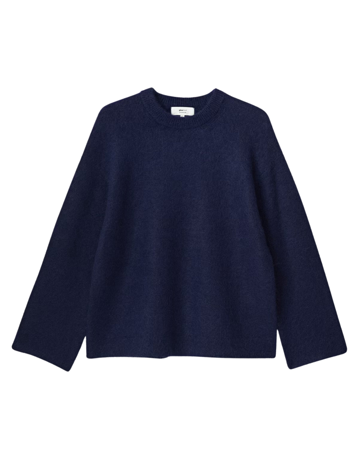 Dunkelblauer Mohair Pullover von Gina Tricot mit feiner, flauschiger Strickstruktur, lockerer Passform, langen Ärmeln und klassischem Rundhalsausschnitt von vorne 