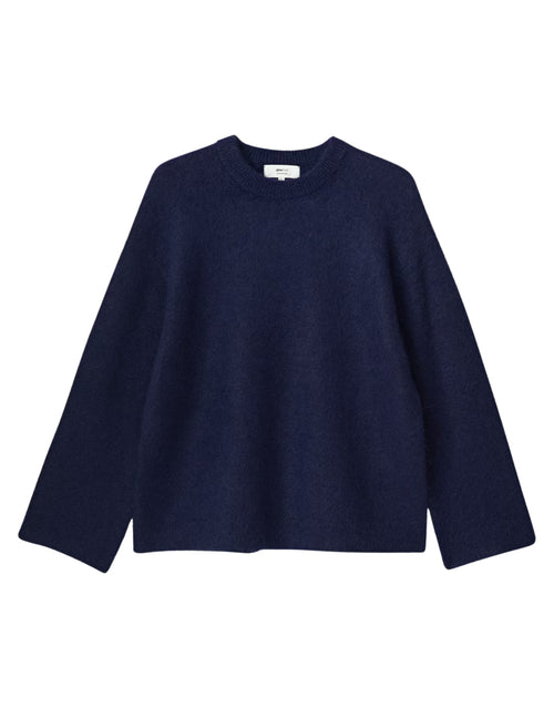 Dunkelblauer Mohair Pullover von Gina Tricot mit feiner, flauschiger Strickstruktur, lockerer Passform, langen Ärmeln und klassischem Rundhalsausschnitt von vorne 