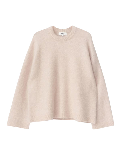 Beiger Mohair Pullover von Gina Tricot mit feiner, flauschiger Strickstruktur, lockerer Passform, langen Ärmeln und klassischem Rundhalsausschnitt.