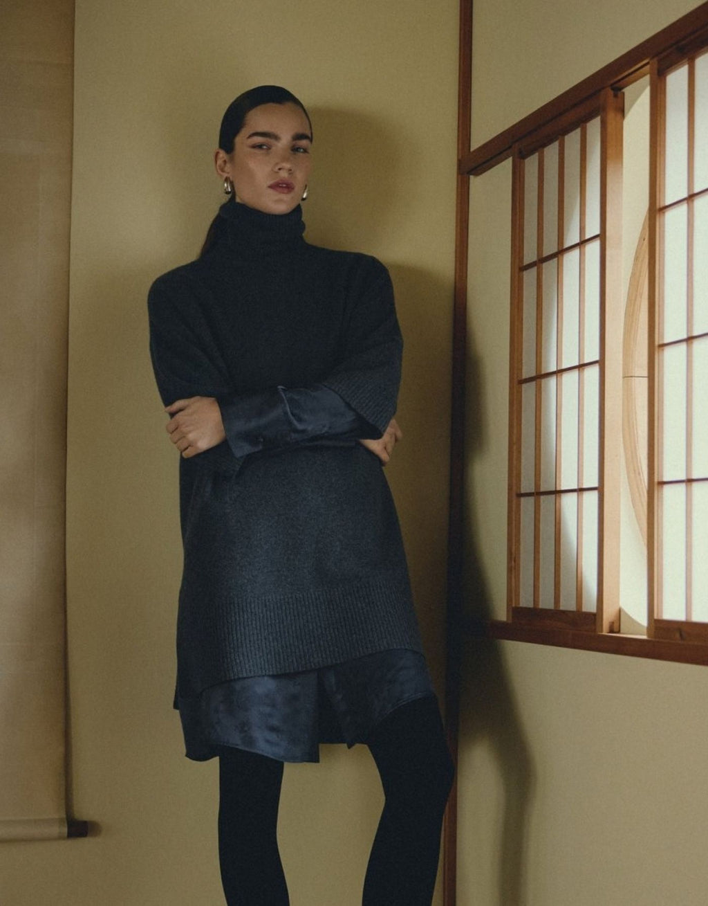 Langer Strickpullover Osiris 3/4 R von MSCH Copenhagen in India Ink Melange mit Rollkragen, weiten 3/4-Ärmeln und überschnittenen Schultern mit Shorts